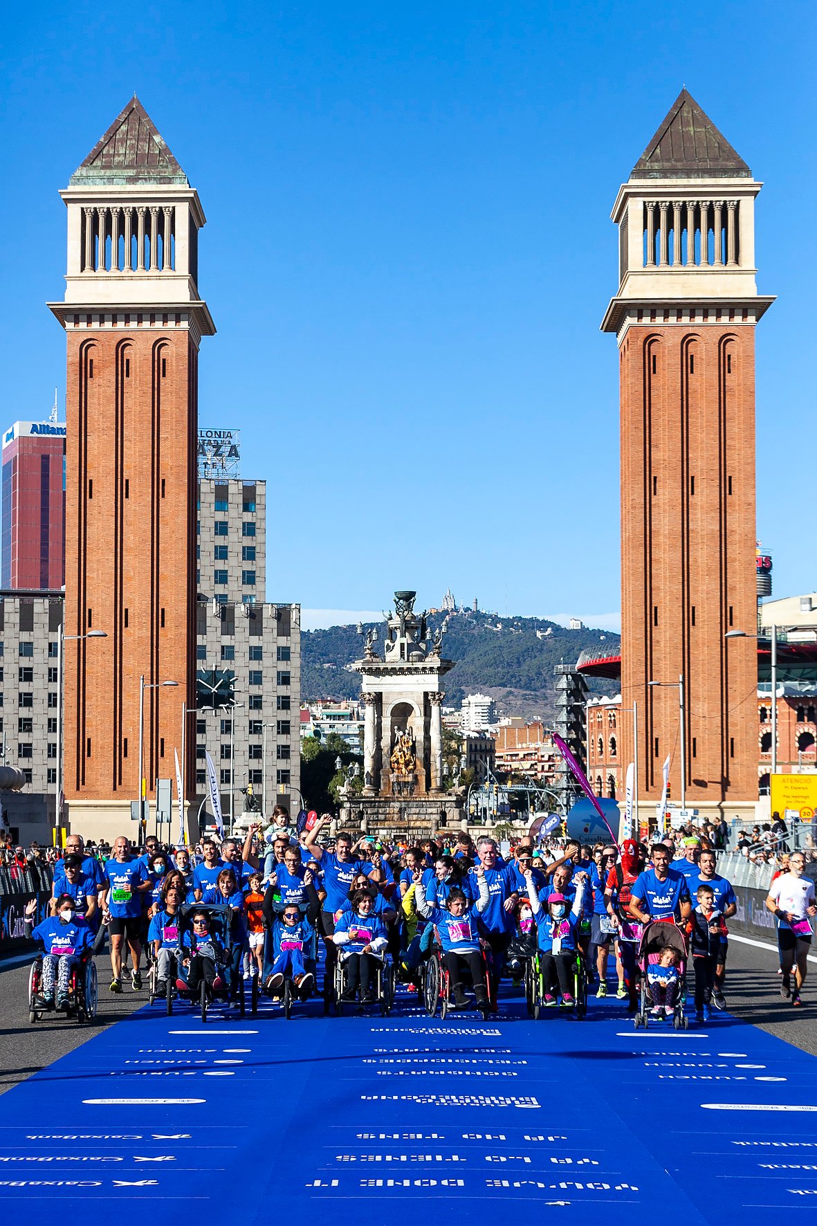 EQUIPO ZURICH AEFAT en Marató Barcelona 2021 torres Foto Xavier dArquer
