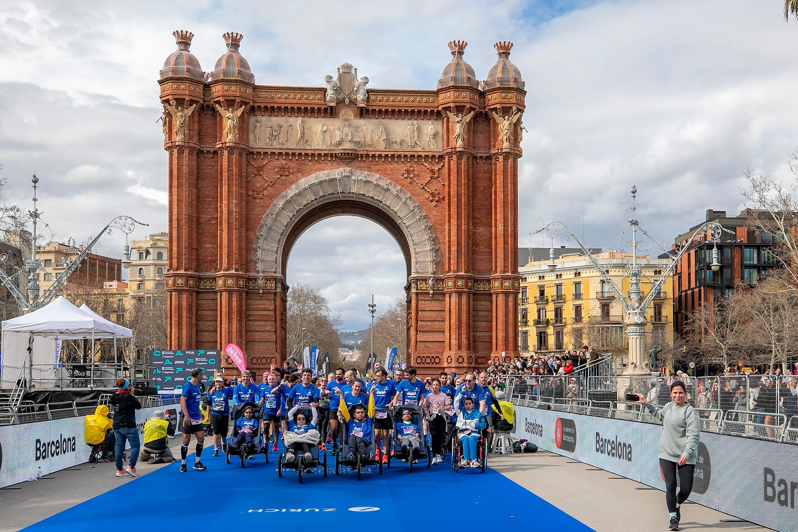 Equipo Zurich Aefat en Marató Barcelona 2024 Foto Xavier dArquer 9