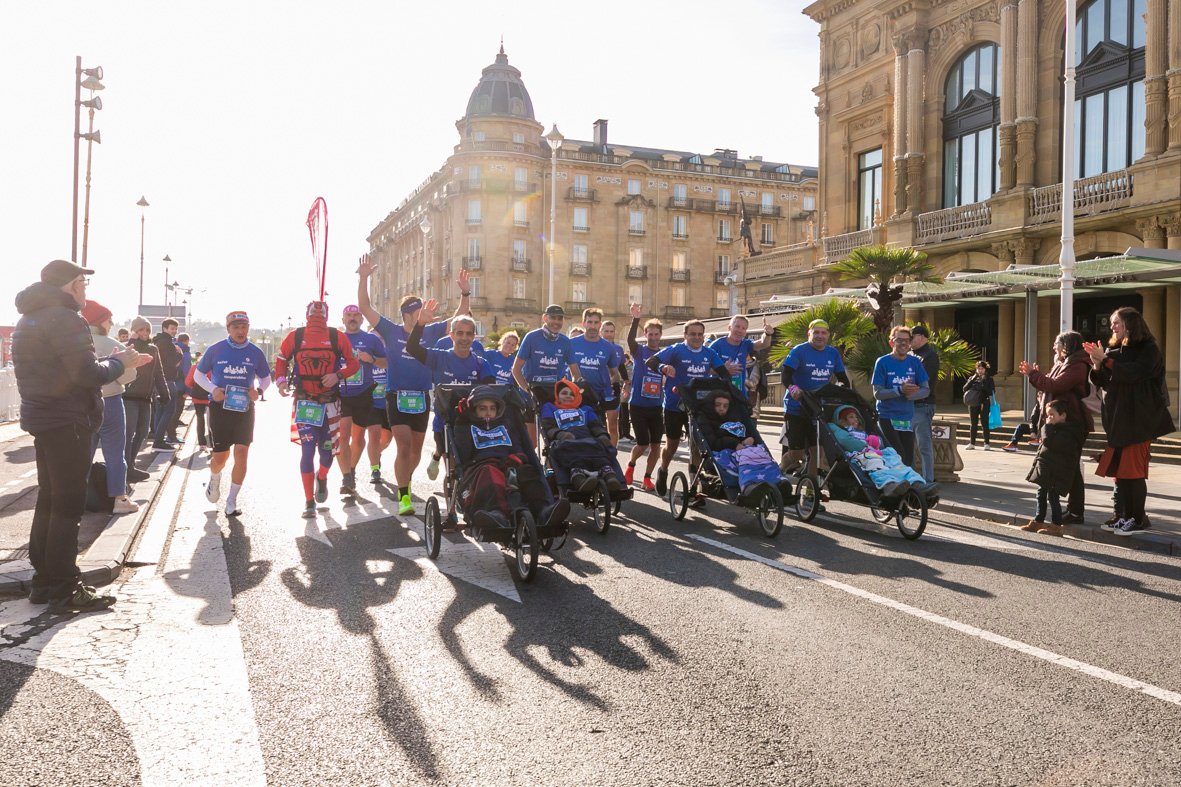 Equipo_Zurich_Aefat_hotel_animando_-_Maratón_San_Sebastián_2023_-_Foto_Xavier_dArquer.jpg