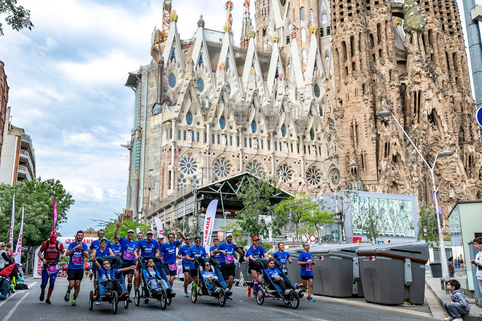 Sagrada Familia Equipo Zurich Aefat en Zurich Marató Barcelona 2022 Foto Xavier dArquer Doblestudio